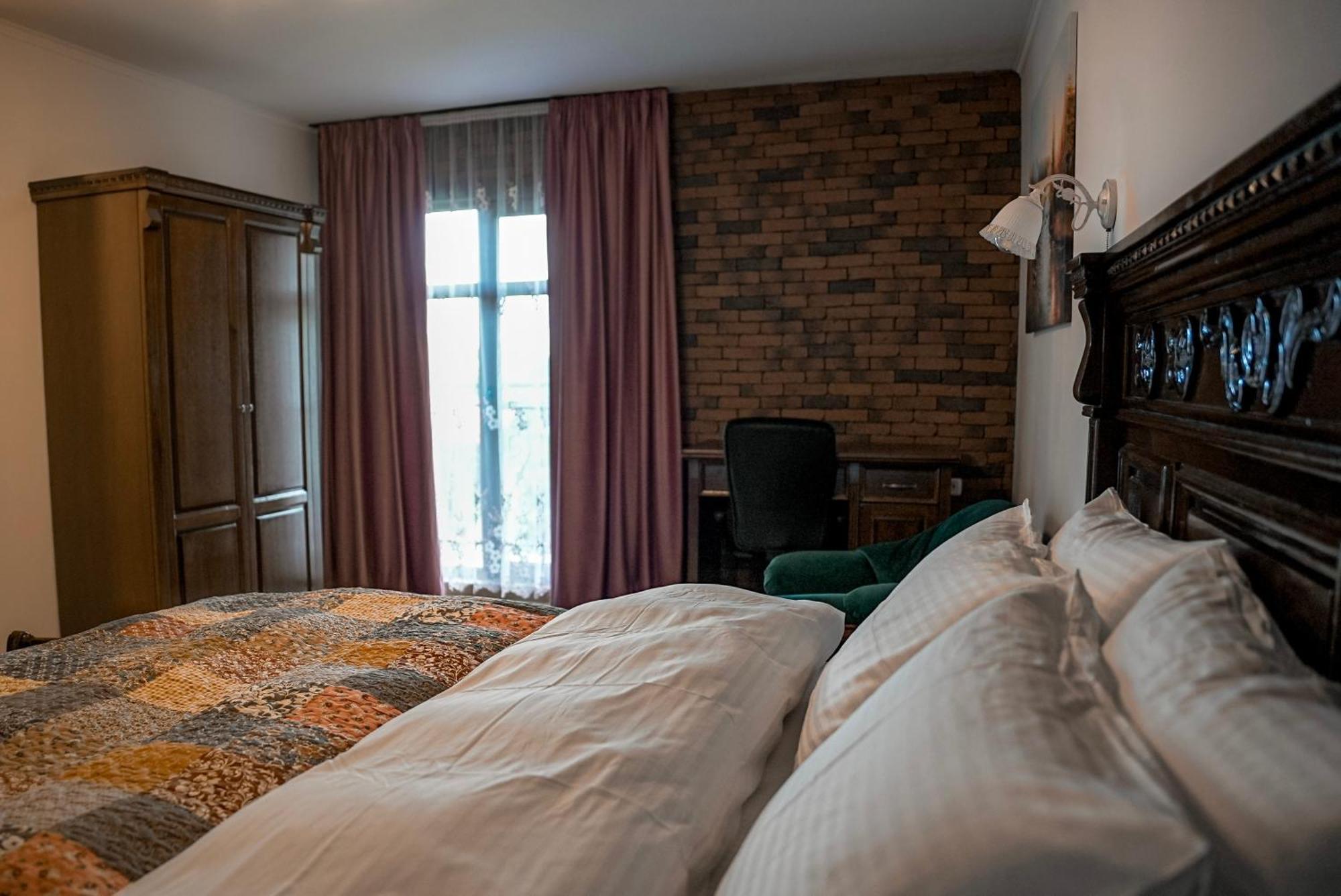 Boutique Marlen Bed and Breakfast Ghimbav Exteriör bild